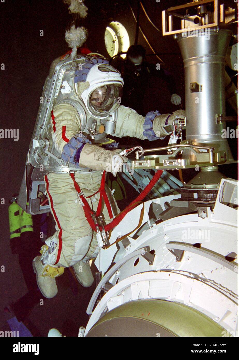 Il cosmonauta russo Vladimir Dezhurov si allena sott'acqua per alcuni elementi di lavoro nello spazio con la Stazione spaziale Internazionale di Star City fuori Mosca, 2 aprile 2001. I cosmonauti russi Dezhurov e Mikhail Tyurin formeranno il prossimo equipaggio per volare alla stazione spaziale orbitale ISS. AS/GB Foto Stock