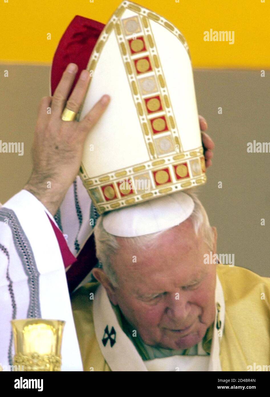 Papa Giovanni Paolo II ha il cappello adattato come presiede durante la  messa ai granai, a Floriana, Malta, mercoledì 9 maggio 2001. Il Papa torna  in Italia più tardi oggi dopo un