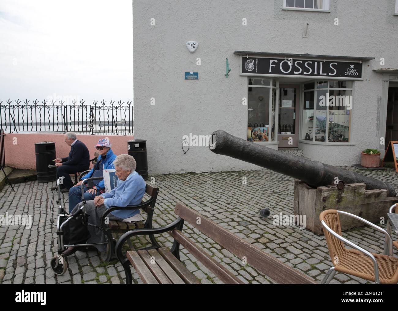 Anziani seduti in un negozio che vende fossili Foto Stock