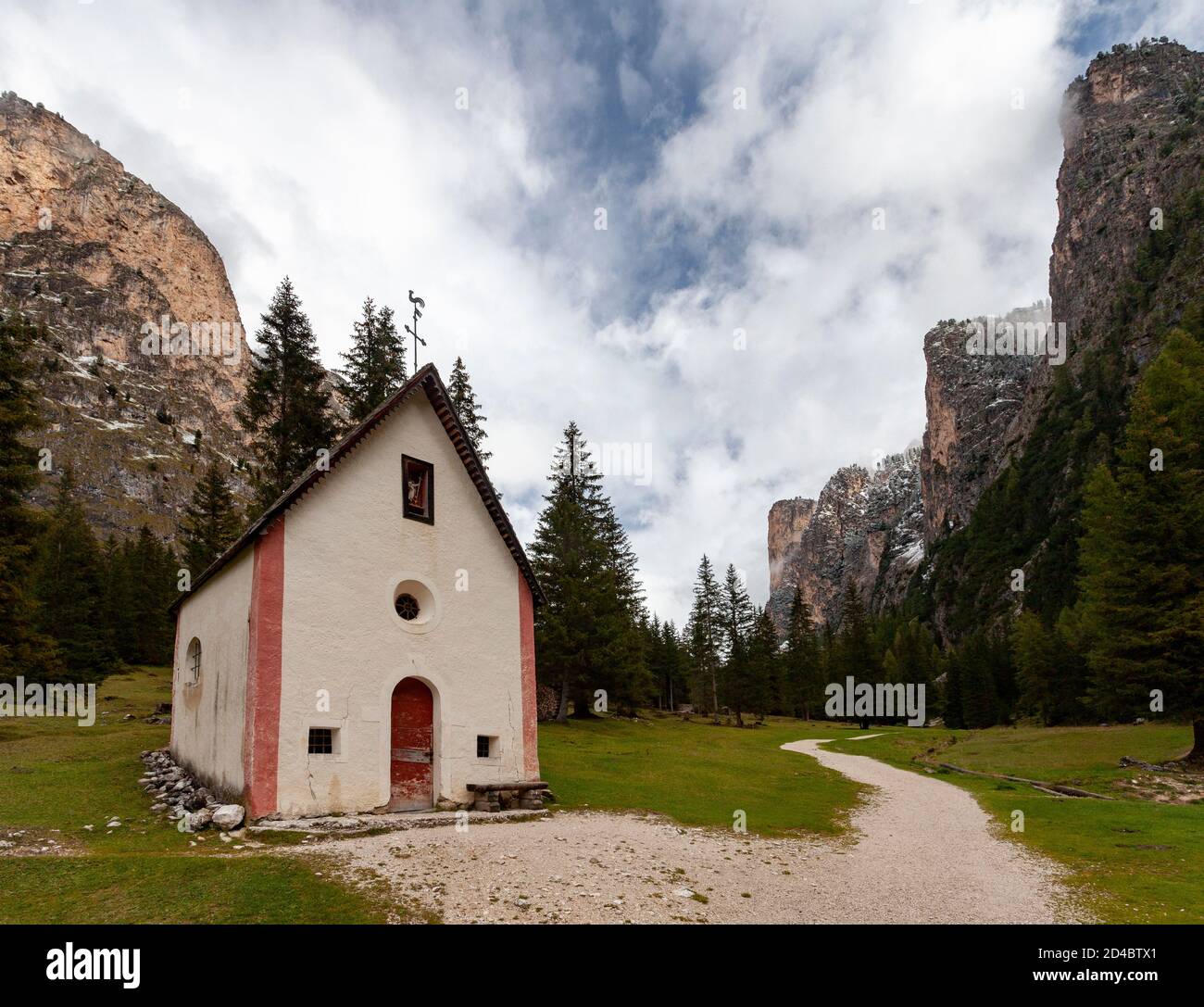 La cappella di San Silvestro, all'ingresso di un sentiero escursionistico attraverso la Vallunga, nel Gruppo Puez delle vette delle Dolomiti italiane Foto Stock