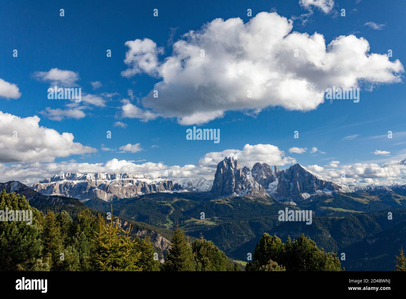 Nel tardo pomeriggio luce solare sulle cime del Gruppo Langkofel nelle Dolomiti, vicino alla città di Ortisei (S. Ulrich/ Urtijëi) in Alto Adige, Italia Foto Stock
