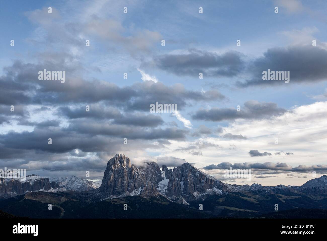 Sera la luce del sole si cattura sulle cime del Gruppo Langkofel nelle Dolomiti, vicino alla città di Ortisei (St Ulrich/ Urtijëi) in Alto Adige, Italia Foto Stock