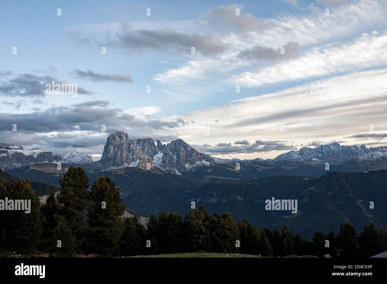 Sera la luce del sole si cattura sulle cime del Gruppo Langkofel nelle Dolomiti, vicino alla città di Ortisei (St Ulrich/ Urtijëi) in Alto Adige, Italia Foto Stock
