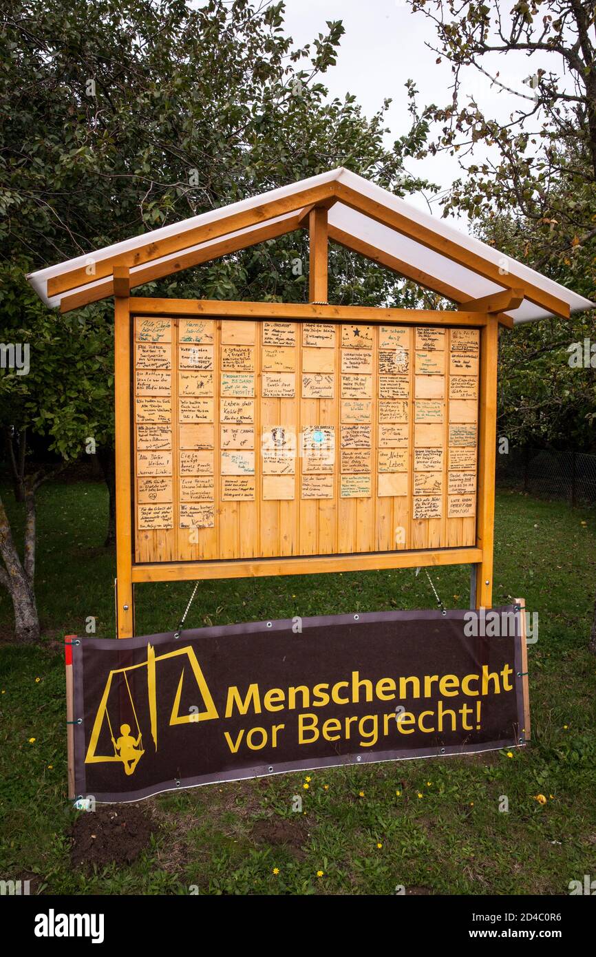 Il villaggio di Keyenberg nei pressi di Erkelenz è quello di cedere il passo alla miniera di lignite Garzweiler nei prossimi anni, tavole di protesta all'ingresso del malato Foto Stock