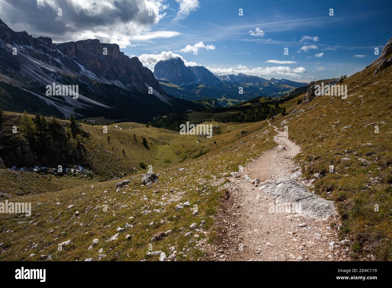 Un sentiero escursionistico conduce verso le vette della Val Gadena, nelle Dolomiti italiane, nelle Alpi, in Alto Adige Foto Stock