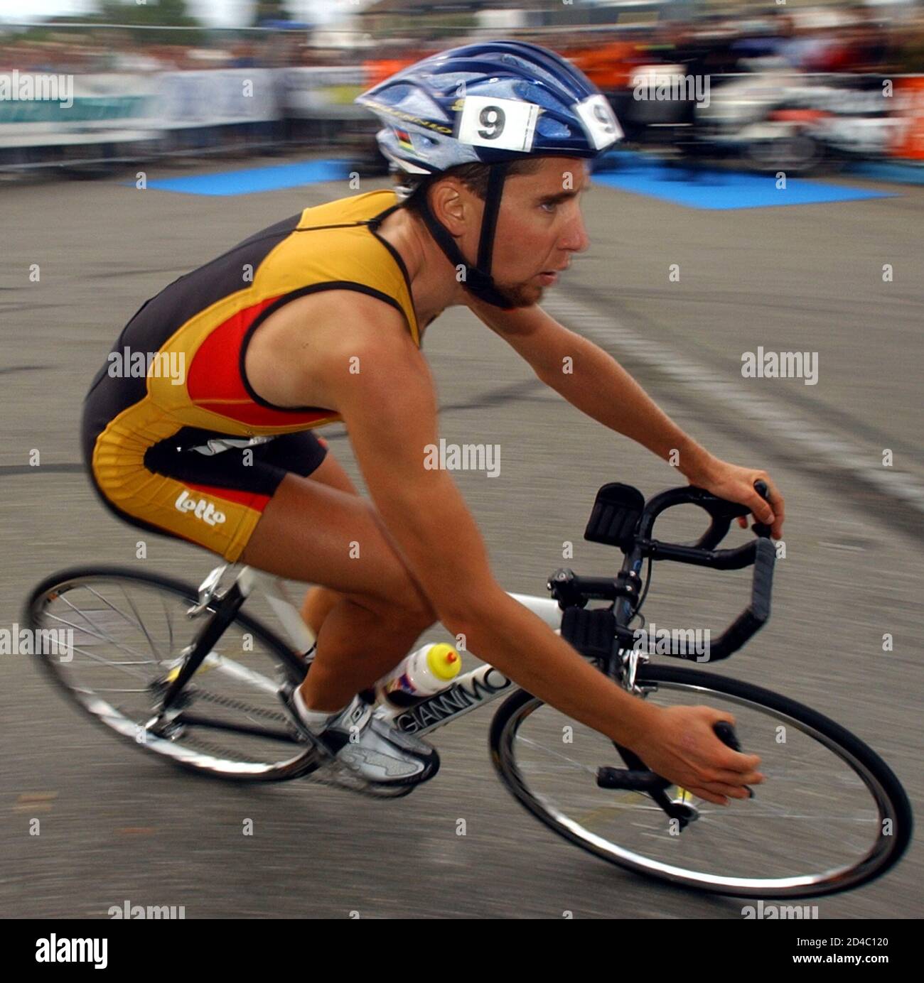 Benny Vansteelant del Belgio prende una curva durante la disciplina  ciclistica dei campionati mondiali di Duathlon maschile ad Affoltern am  Albis vicino Zurigo 30 agosto 2003. Vansteelant ha terminato i 10 km