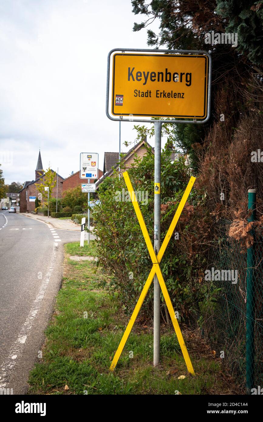 Il villaggio di Keyenberg vicino Erkelenz è per dare modo a Garzweiler miniera di lignite nei prossimi anni, giallo attraversa come protesta, Erkelenz, Germa Foto Stock