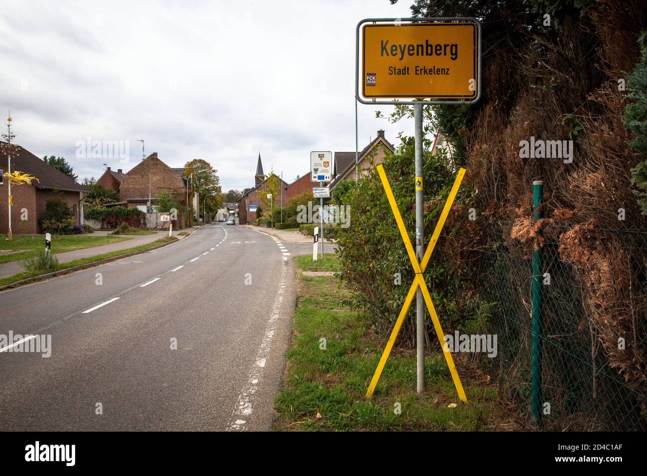 Il villaggio di Keyenberg vicino Erkelenz è per dare modo a Garzweiler miniera di lignite nei prossimi anni, giallo attraversa come protesta, Erkelenz, Germa Foto Stock