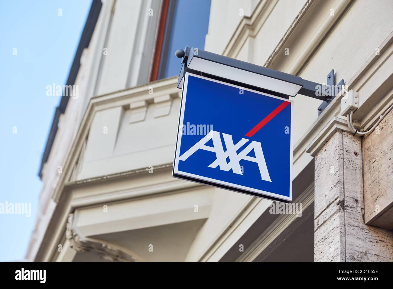 COLONIA; maggio 2020: Logo assicurativo AXA davanti all'ufficio in Germania Foto Stock