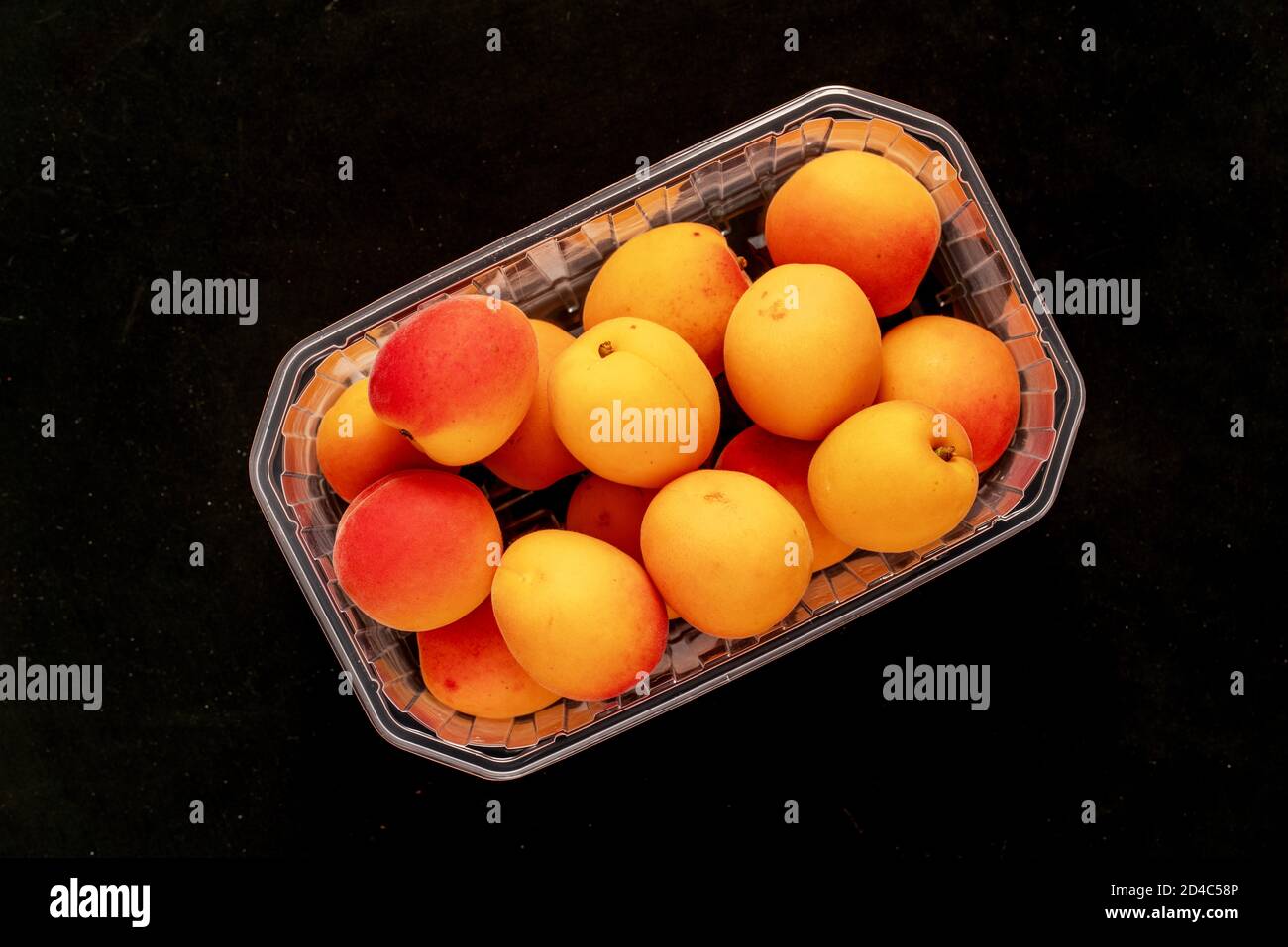 pesche in imballaggi di plastica da un supermercato Foto Stock