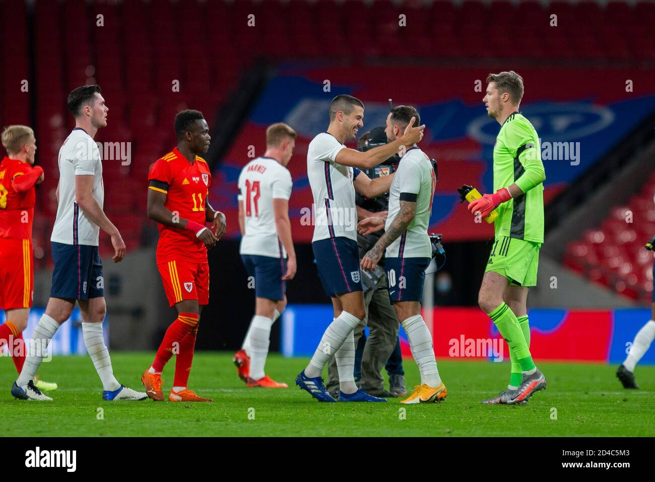 Londra, Inghilterra, Regno Unito. 8 Ott 2020. GOALSCORERS Conor Coady e Danny Ings celebrano la vittoria del loro fianco a tempo pieno della amichevole partita internazionale tra Inghilterra e Galles al Wembley Stadium. Credit: Mark Hawkins/Alamy Live News Foto Stock