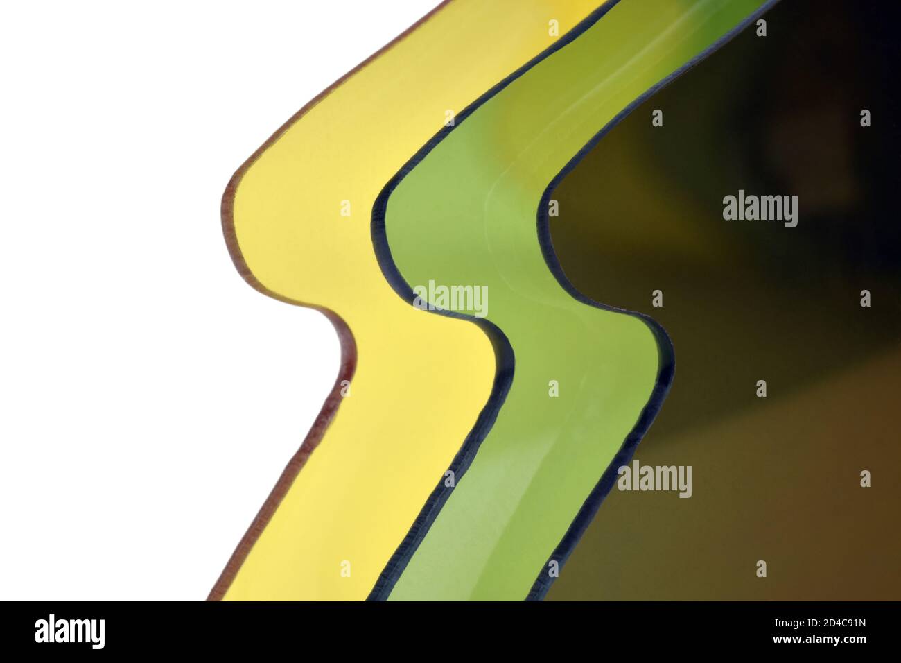 Fondo plastico astratto nei colori giallo, verde e marrone. Primo piano di lenti in plastica per occhiali da sole Foto Stock