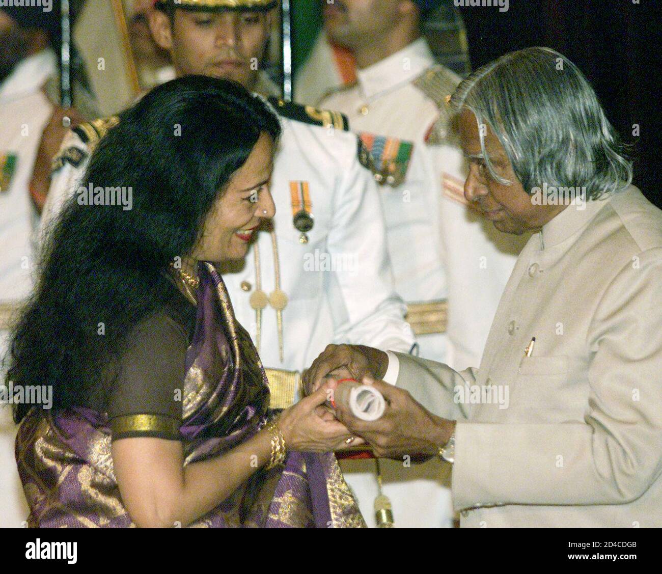 Il ballerino indiano di Odissi, Sonal Mansingh (L), riceve il premio Padma Vibhushan dal presidente A.P.J. Abdul Kalam a Nuova Delhi 3 aprile 2003. Mansingh è stato conferito con l'alto onore civile della nazione. REUTERS/B. Mathur JSG/DL Foto Stock