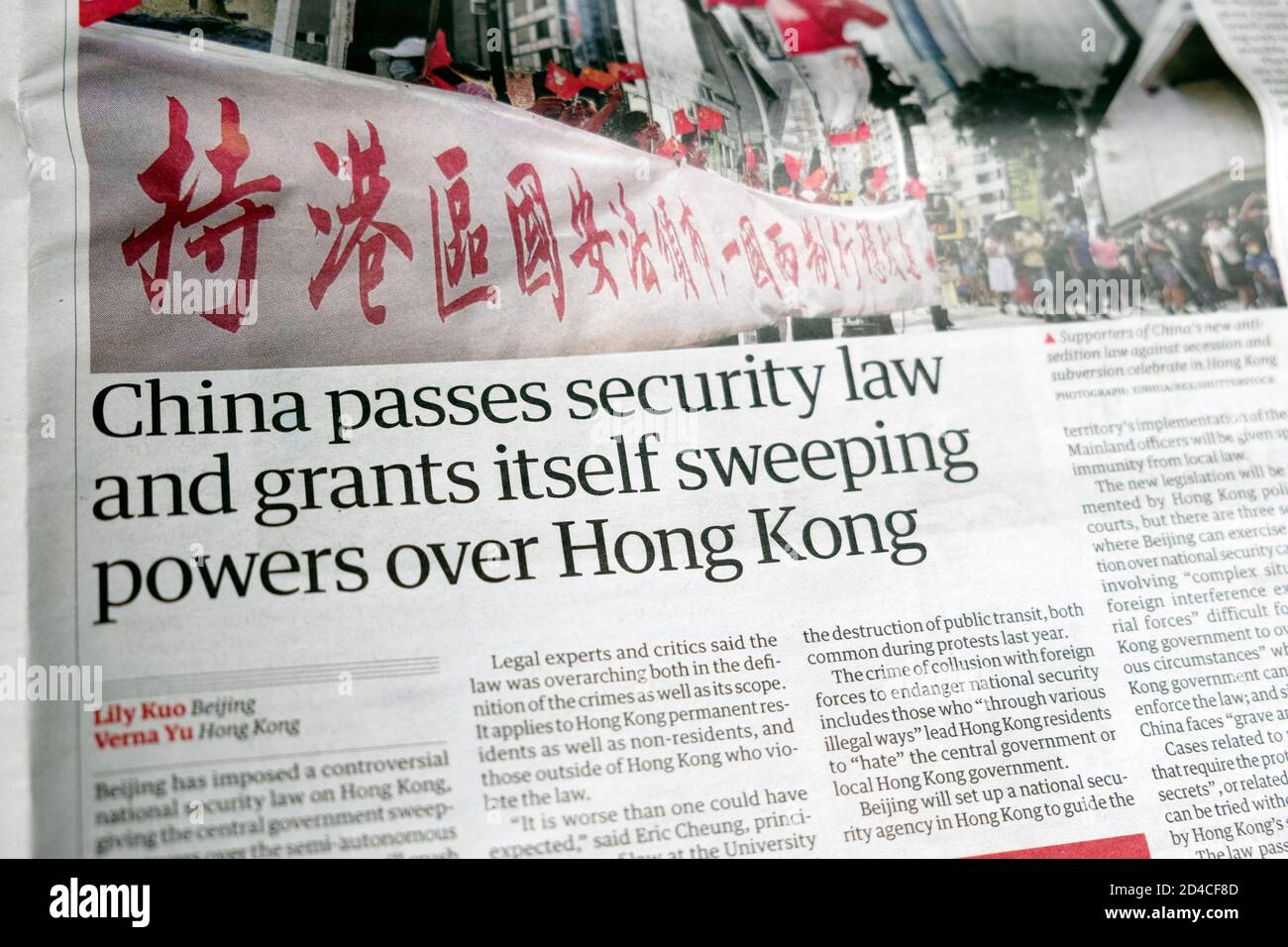 "La Cina passa la legge sulla sicurezza e si concede poteri a tutto campo Il titolo del giornale di Hog Kong all'interno della pagina Guardian paper Giugno 2020 Londra Inghilterra Regno Unito Foto Stock