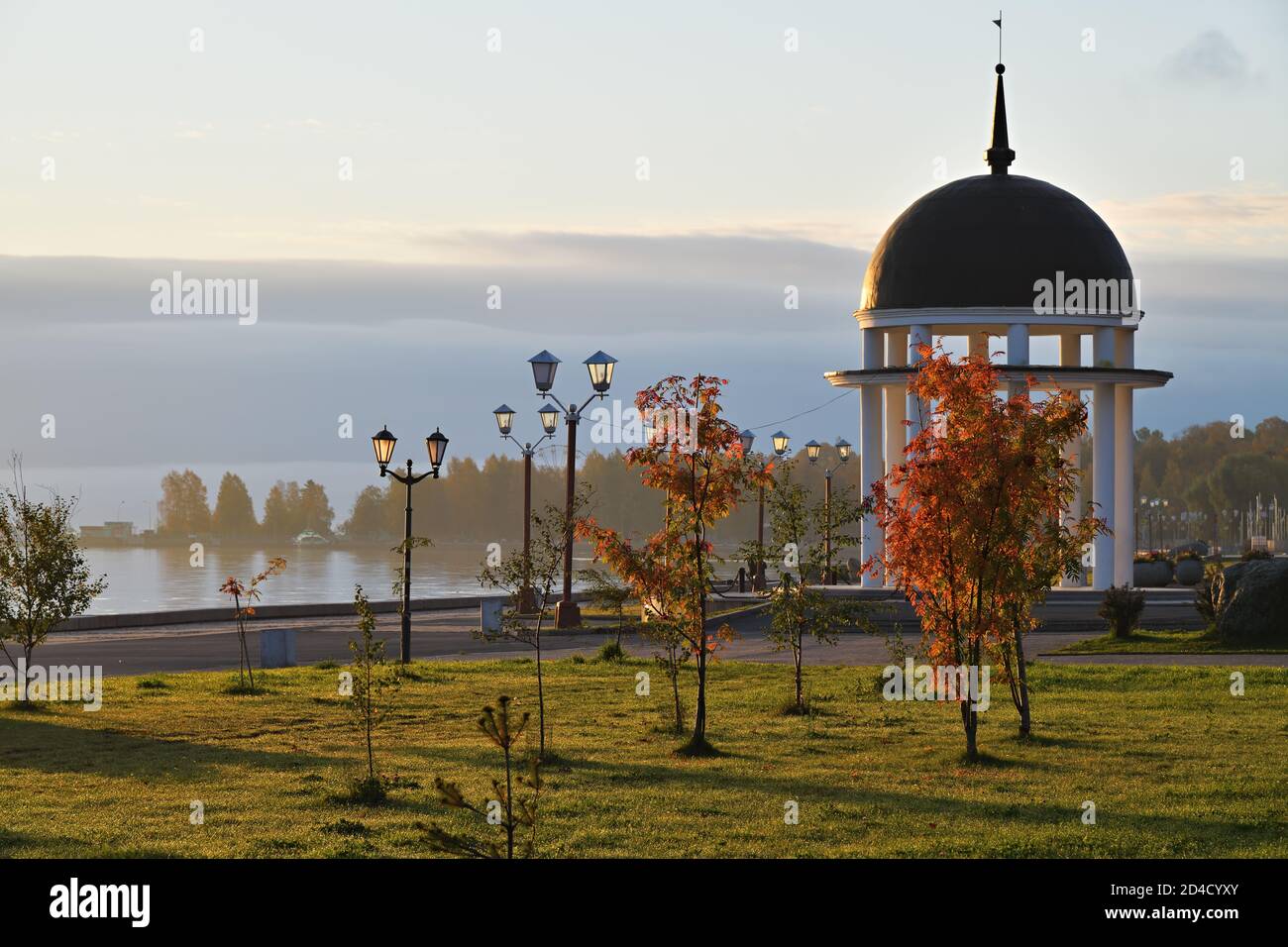 Padiglione Rotunda sul lungofiume del lago di Onega a Petrozavodsk, Carelia, Russia Foto Stock