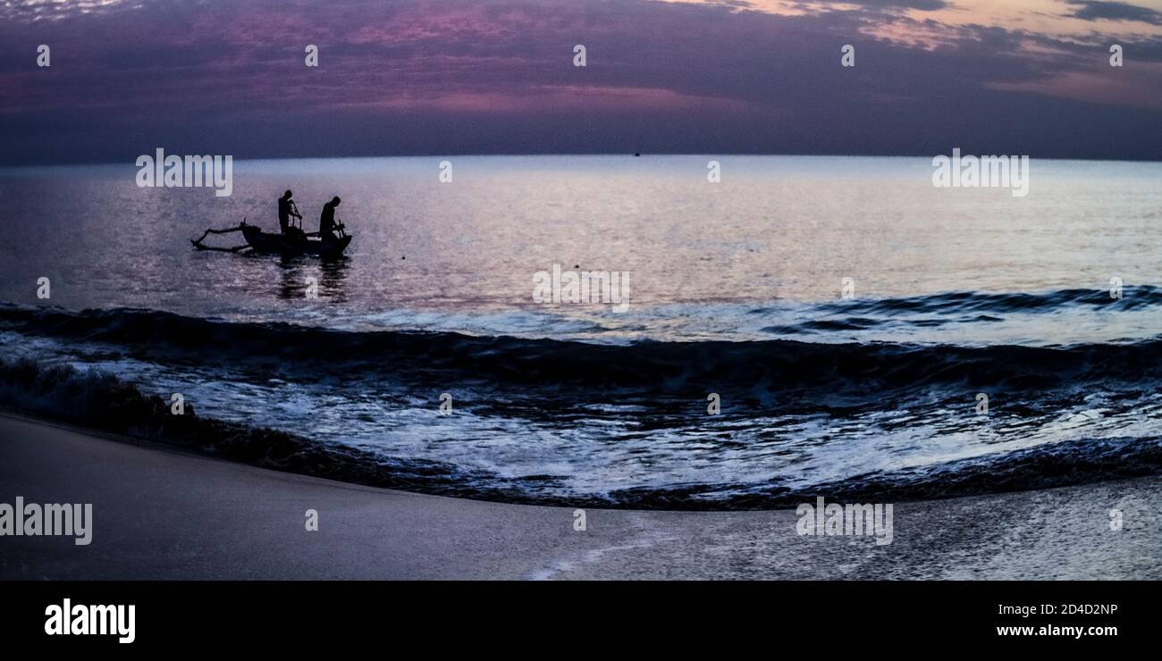 I pescatori hanno messo le loro reti vicino alla riva a Kalkudah, sulla costa orientale dello Sri Lanka. Foto Stock