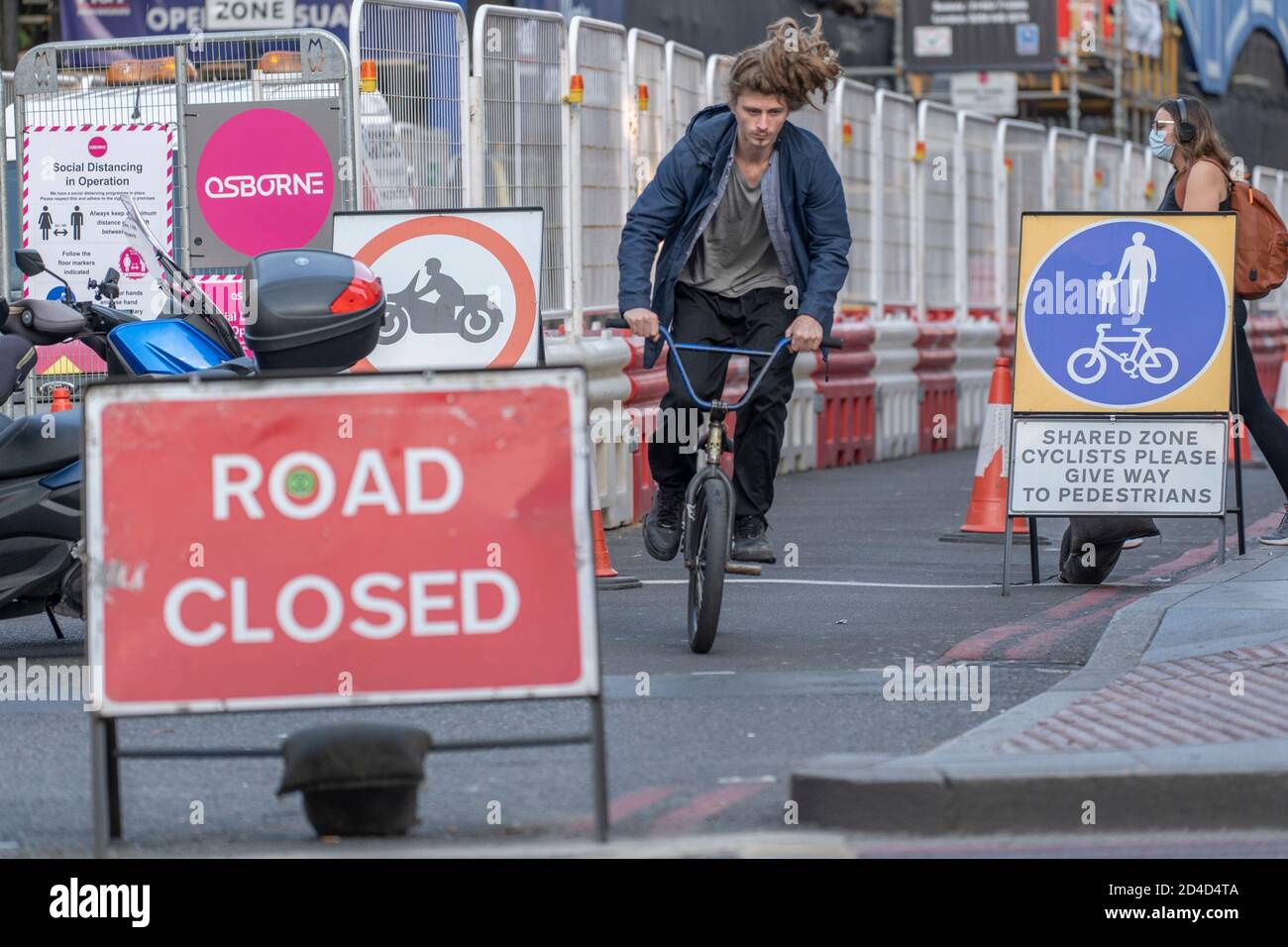 Un uomo su una BMX in bicicletta lungo la strada atlantica chiusura il 16 settembre 2020 a Brixton nel Regno Unito. Foto di Sam Mellish Foto Stock