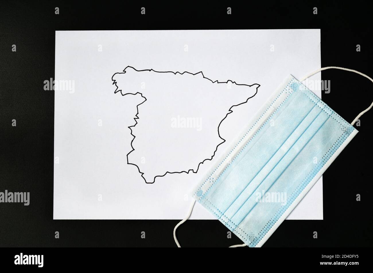Mappa della spagna disegnata su un foglio bianco con una covid-19 maschera coronavirus Foto Stock