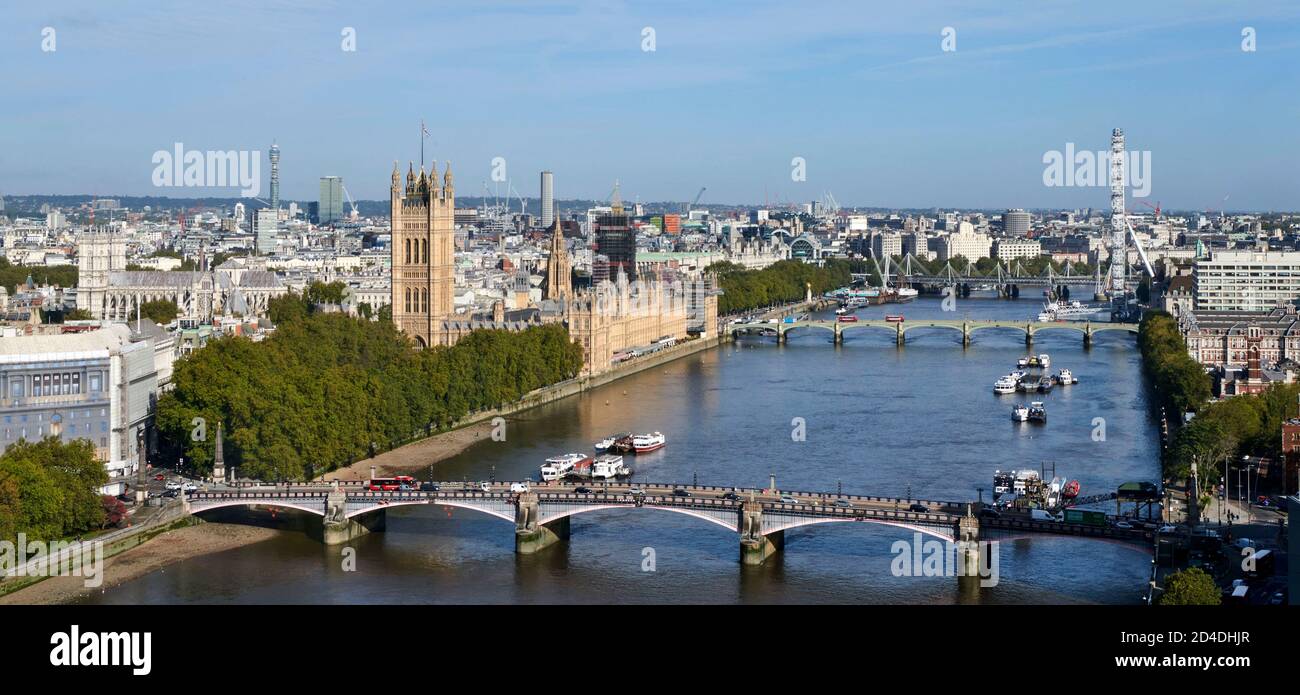 Una vista panoramica di Westminster e del fiume tamigi, con il ponte Lambeth in primo piano, Londra, Regno Unito Foto Stock