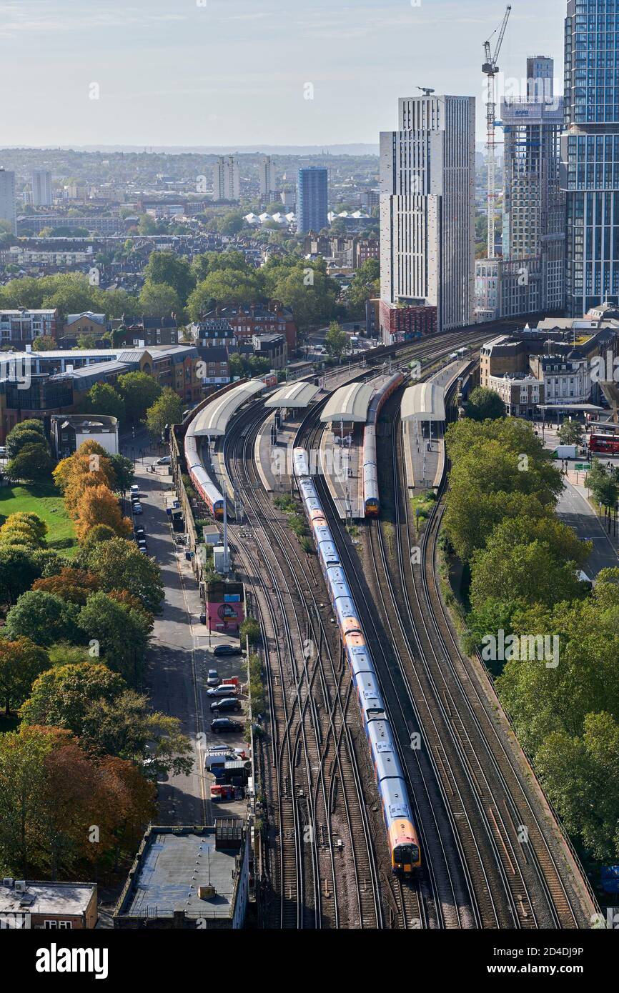 Una vista di alto livello della stazione ferroviaria di Vauxhall, a sud-ovest di Londra, Regno Unito Foto Stock