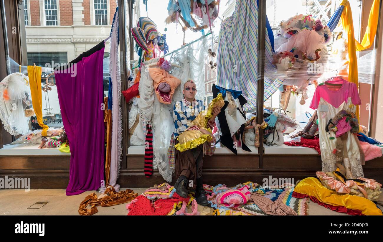 Londra, Regno Unito. 9 ottobre 2020. Joshua Beaty, un artista di installazione, posa con le sue opere al lancio della Casa dei banditi a Mayfair – un nuovo spazio di arte e moda della Fondazione Sarabande. La Fondazione, fondata dal compianto Lee Alexander McQueen, sostiene e promuove il talento creativo. Le opere di una selezione dei 100 artisti e designer che la Fondazione ha sostenuto fino ad oggi sono presentate in questo nuovo negozio temporaneo e galleria su Vigo Street, adiacente al negozio Burberry Regent Street. L'apertura coincide con la settimana del fregio, e va fino a Natale. Credito: Stephen Chung / al Foto Stock