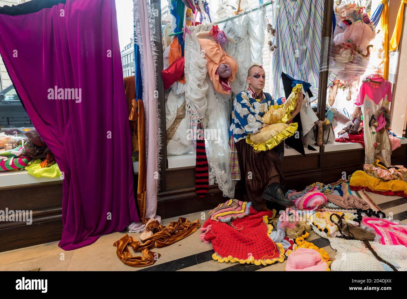 Londra, Regno Unito. 9 ottobre 2020. Joshua Beaty, un artista di installazione, posa con le sue opere al lancio della Casa dei banditi a Mayfair – un nuovo spazio di arte e moda della Fondazione Sarabande. La Fondazione, fondata dal compianto Lee Alexander McQueen, sostiene e promuove il talento creativo. Le opere di una selezione dei 100 artisti e designer che la Fondazione ha sostenuto fino ad oggi sono presentate in questo nuovo negozio temporaneo e galleria su Vigo Street, adiacente al negozio Burberry Regent Street. L'apertura coincide con la settimana del fregio, e va fino a Natale. Credito: Stephen Chung / al Foto Stock