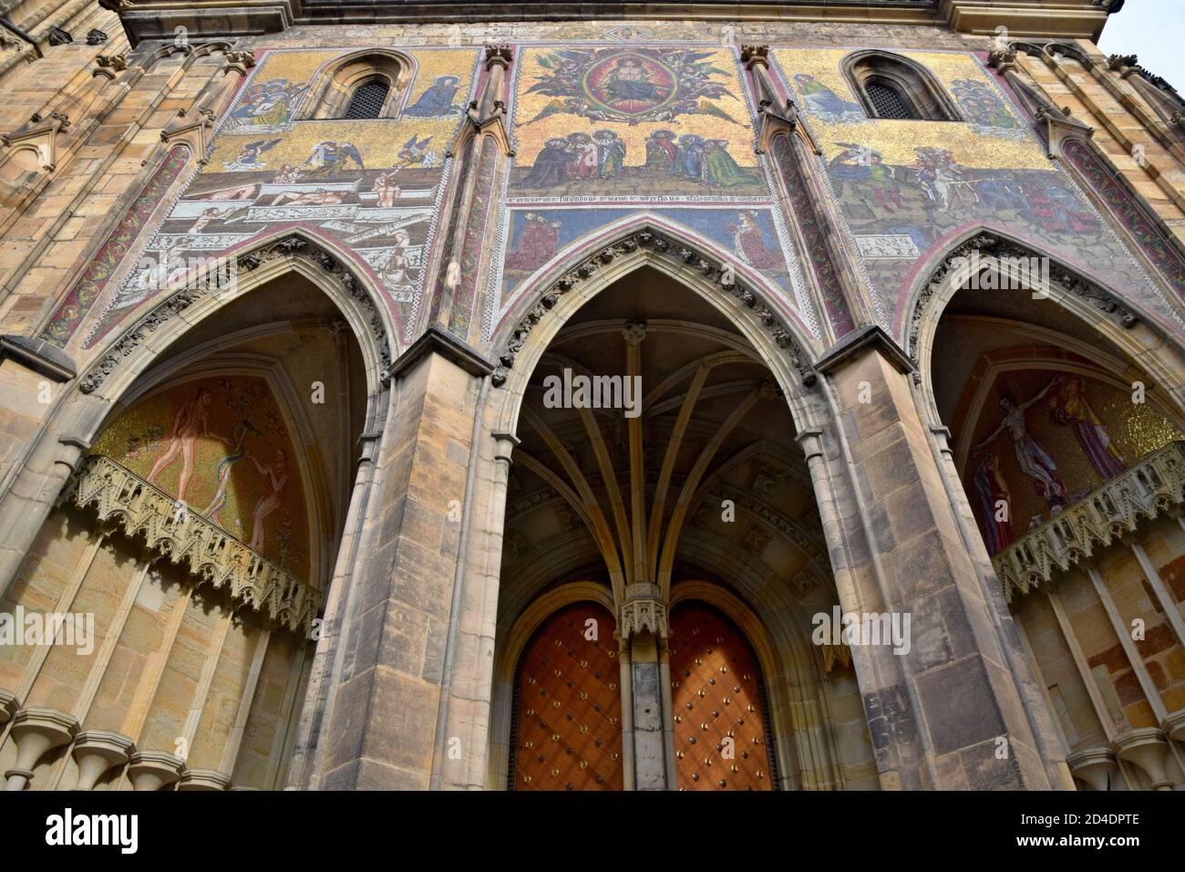 La Cattedrale Metropolitana di San Vito, situata all'interno del Castello di Praga, in Czechia, contiene le tombe di molti re boemi e imperatori sacri romani. Foto Stock