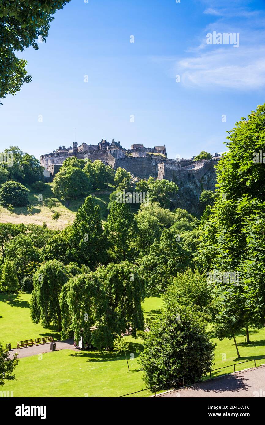 Castello di Edimburgo visto da Princes Street Gardens. Foto Stock