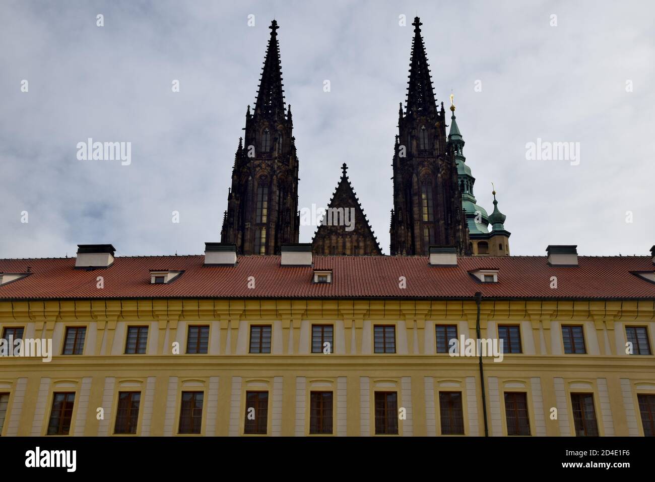 La Cattedrale Metropolitana di San Vito, situata all'interno del Castello di Praga, in Czechia, contiene le tombe di molti re boemi e imperatori sacri romani. Foto Stock