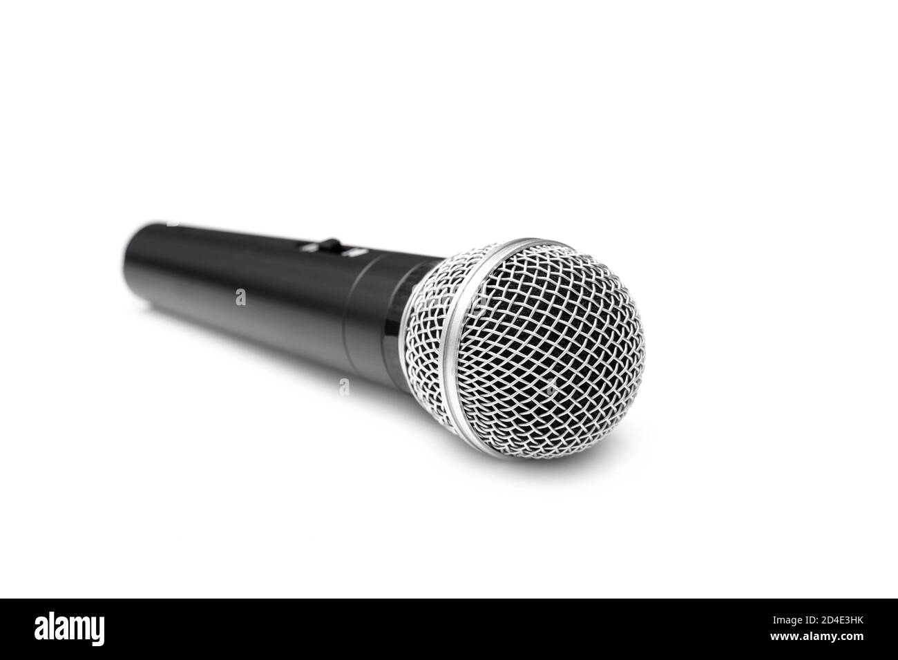 microfono dinamico a bobina mobile standard per le situazioni isolate di potenziamento del suono dal vivo su sfondo bianco Foto Stock