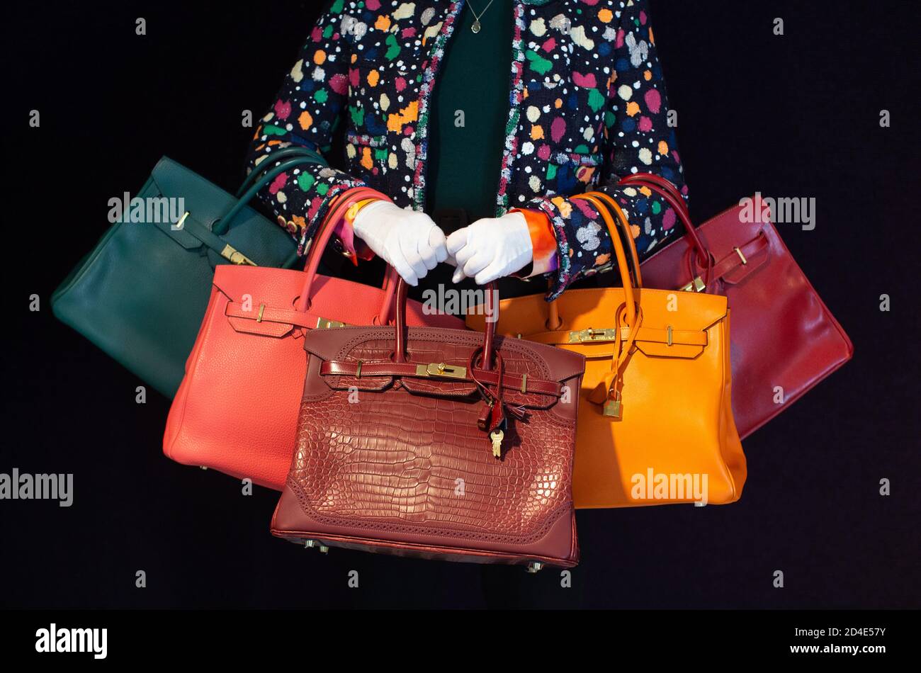 Londra, Regno Unito. 9 Ott 2020. Tira le borse firmate con la rara borsa in Birkin sul davanti. Bonhams Designer Borse e Fashion sale che si svolge il 13 ottobre. Credit: Mark Thomas/Alamy Live News Foto Stock