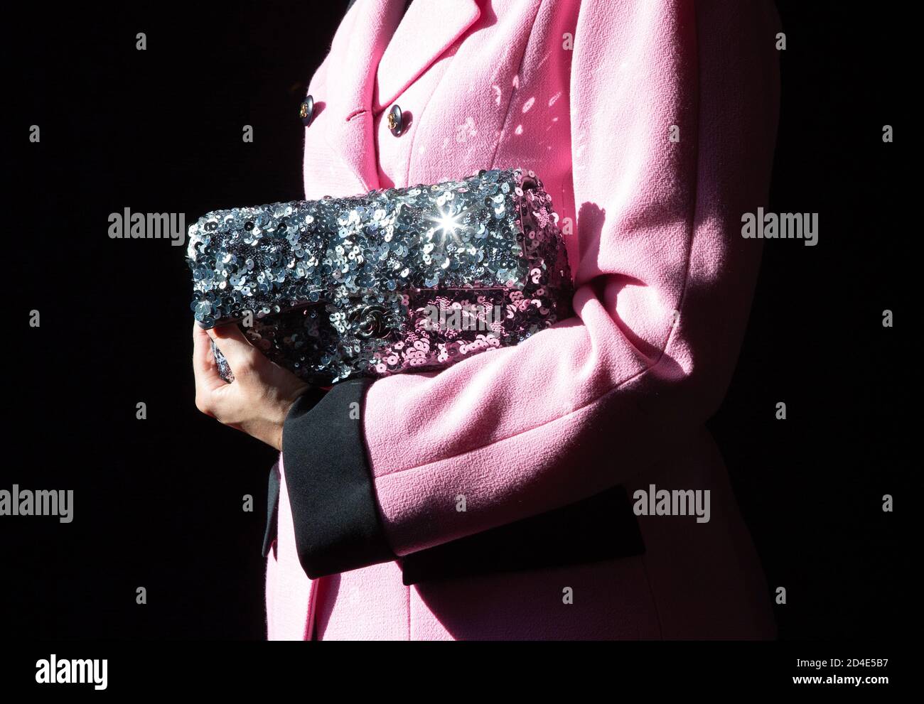 Londra, Regno Unito. 9 Ott 2020. Chanel Silver sequin East West borsa, stima £1,500-2,000. Bonhams Designer Borse e Fashion sale che si svolge il 13 ottobre. Credit: Mark Thomas/Alamy Live News Foto Stock