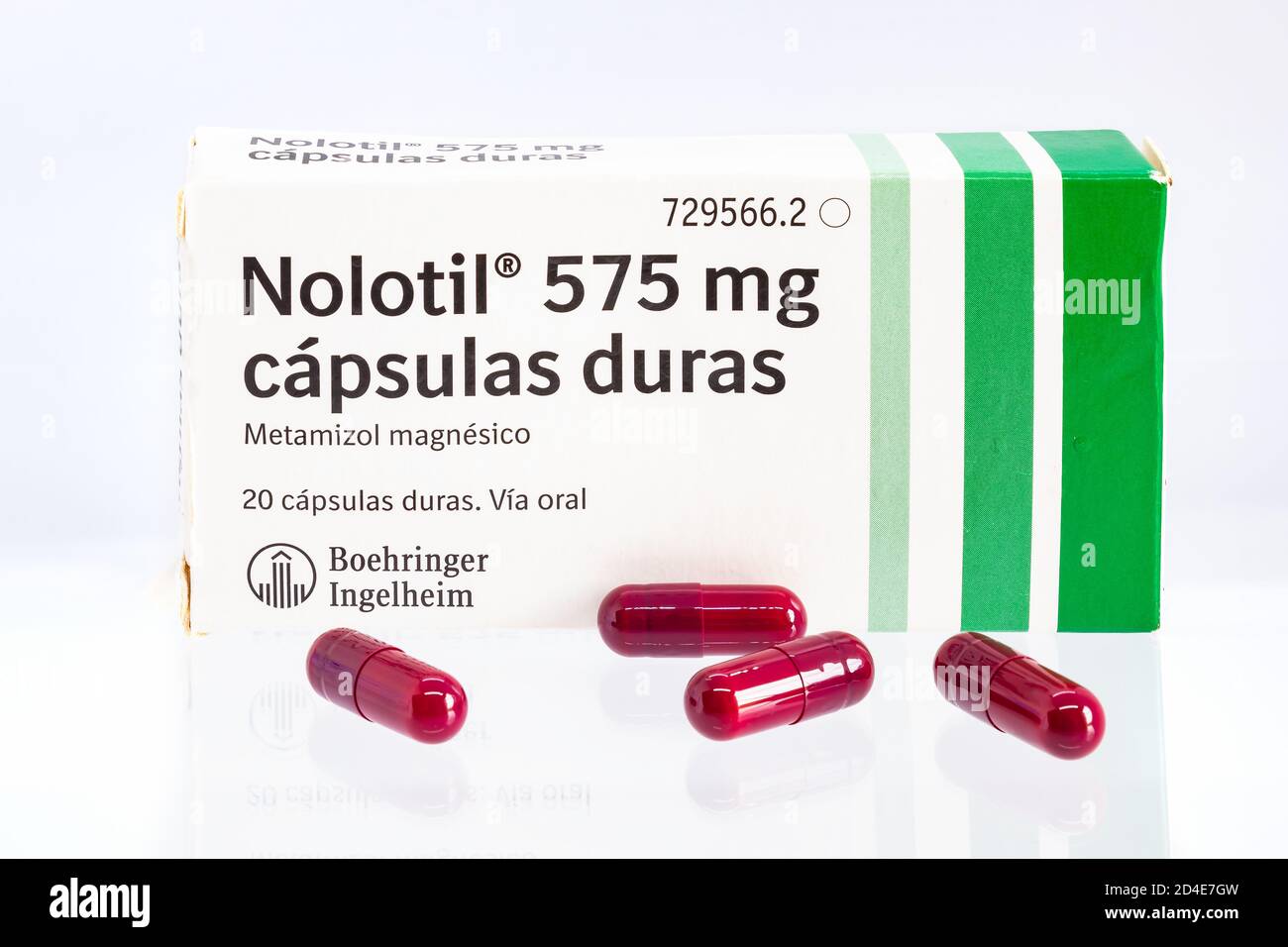 Huelva, Spagna-Ottobre 9,2020: Scatola spagnola del marchio metamizole Nolotil da Boehringer Ingelheim. È un antidolorifico, un reliever di spasmi e la febbre, anche h Foto Stock