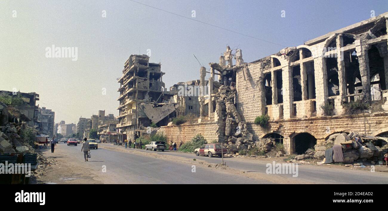 18 settembre 1993 edifici scarsati dalla battaglia lungo la via Michel Zakhour a Chiyah, un sobborgo meridionale di Beirut, testimoniano 15 anni di guerra civile. Foto Stock