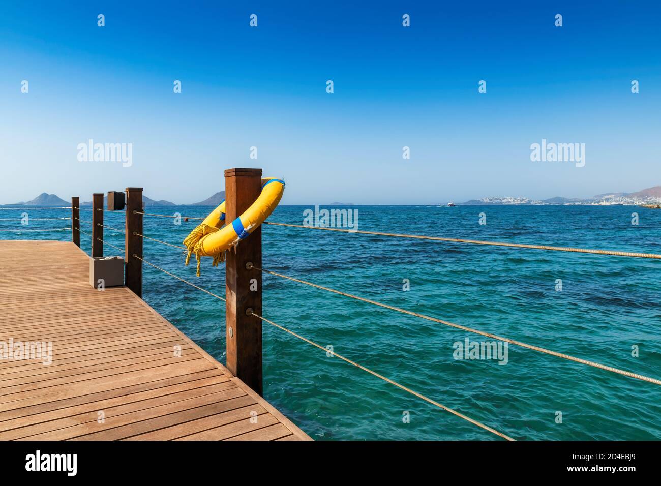 Molo in legno e bellissimo mare sulla costa mediterranea. Foto Stock