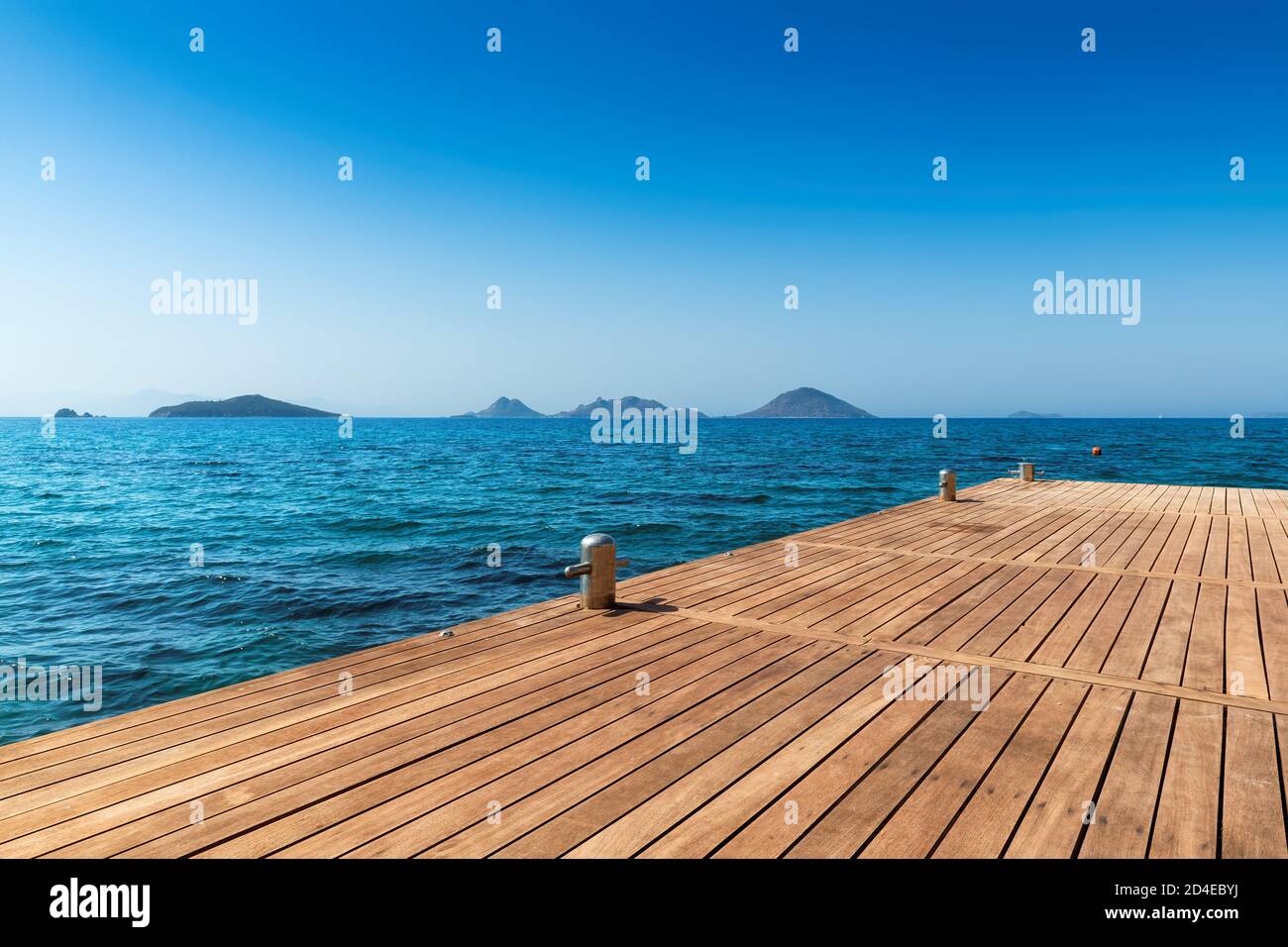 Molo in legno e bellissimo mare sulla costa mediterranea. Foto Stock