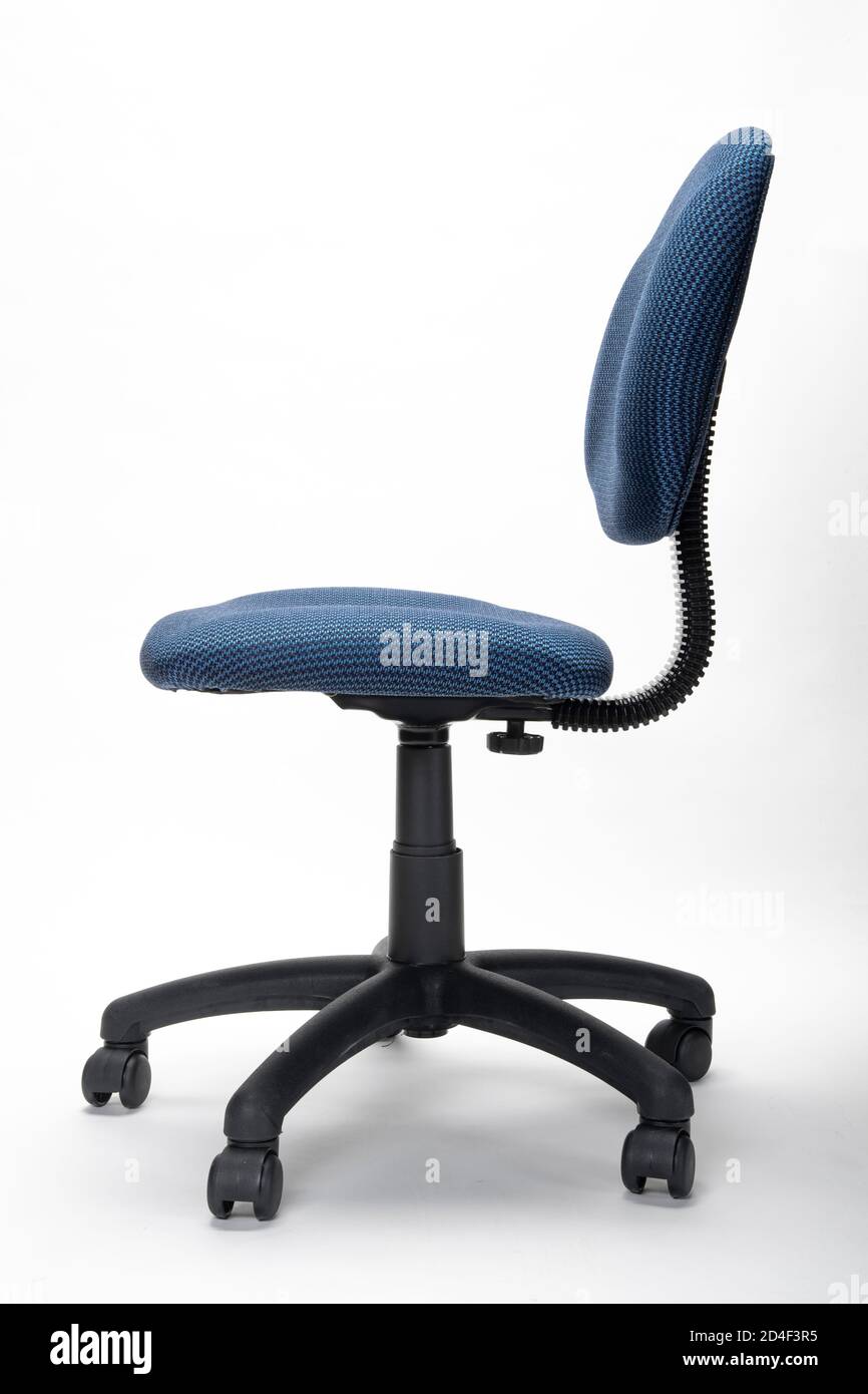 Vista laterale su una semplice sedia da ufficio Foto Stock