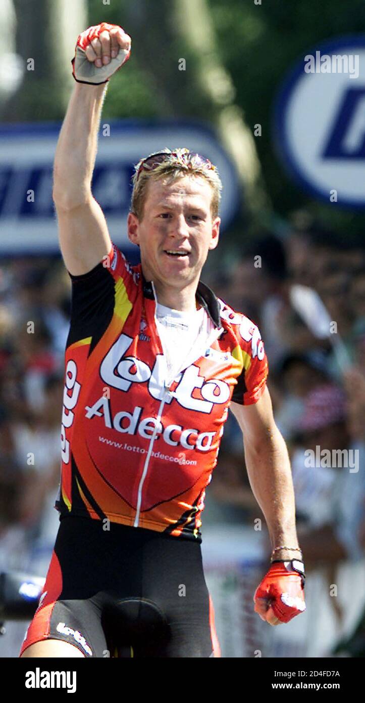 IL PILOTA DEL TEAM LOTTO ADECCO RIK VERBRUGGHE DEL BELGIO FESTEGGIA LA 15° TAPPA DELLA CORSA CICLISTICA DEL TOUR DE FRANCE. Il pilota del team Adecco Rik Verbrugghe del Belgio festeggia la sua vittoria nella quindicesima e più lunga tappa della corsa ciclistica Tour de France, a 232 km da Pau a Lavaur, nella Francia sud-occidentale, il 24 luglio 2001. Lance Armstrong, leader DEL team di servizio postale DEGLI STATI Uniti, ha mantenuto la maglia gialla del suo leader. Foto Stock