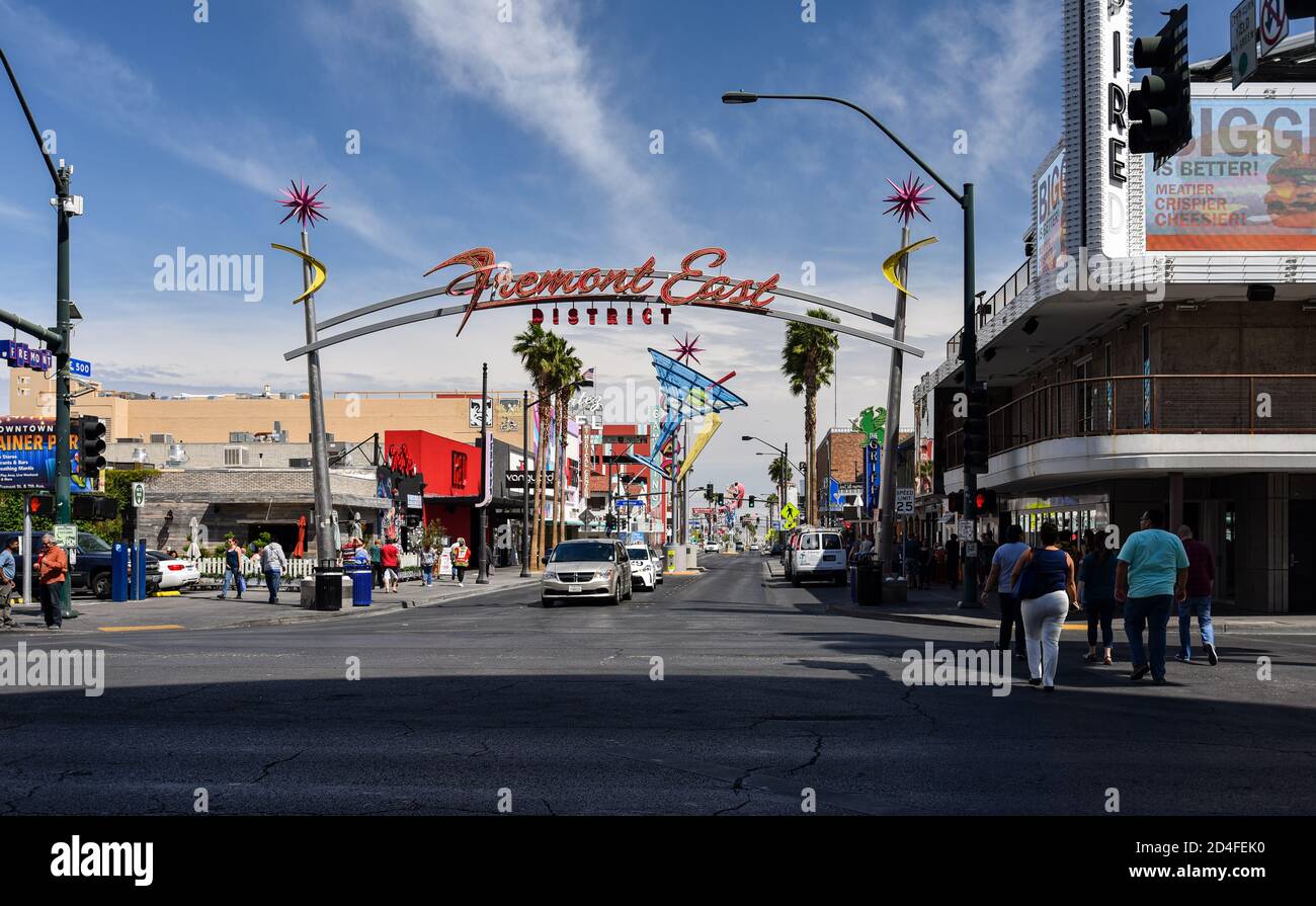 Scena di strada all'entrata del quartiere Est di Fremont Street nel centro di Las Vegas durante il giorno. Famose luci al neon d'epoca. Foto Stock
