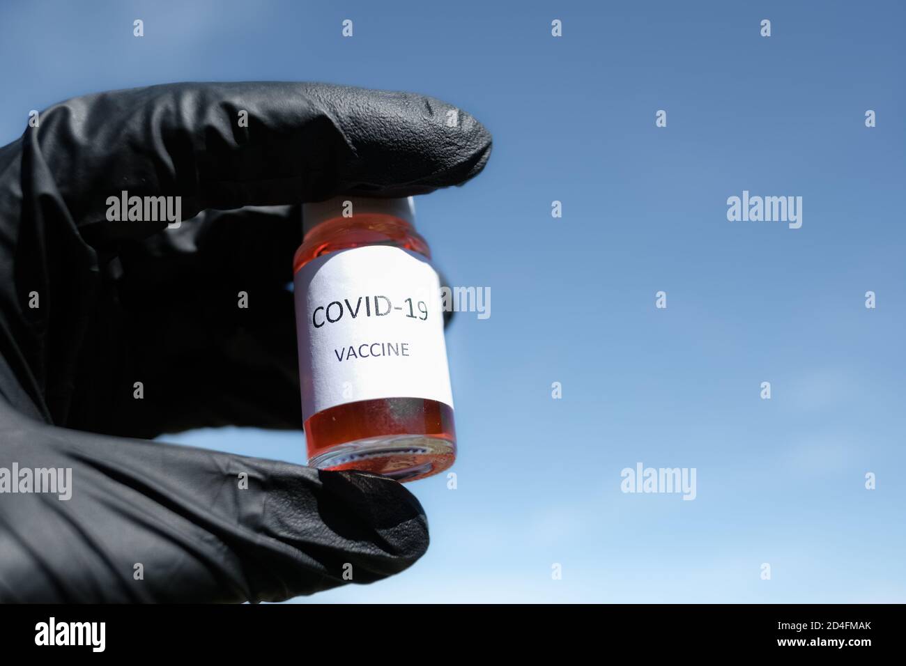 Mano dello scienziato che tiene un contenitore di vaccino di prova del covid19, malattia pandemica del coronavirus trattamento Foto Stock