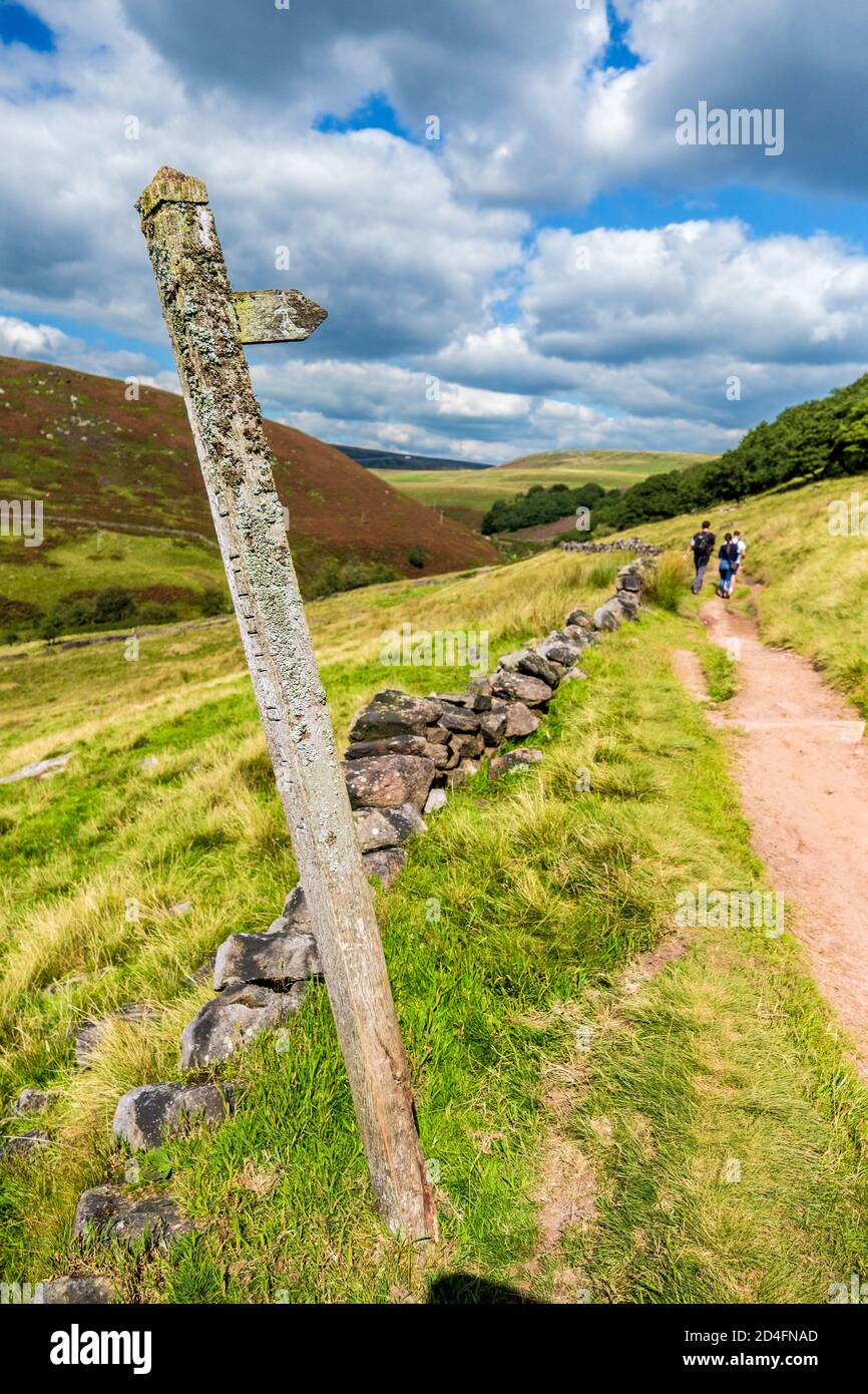 Camminatori sulla pista di ponte fino al Three Shires Bridge in Il Peak District National Park Foto Stock