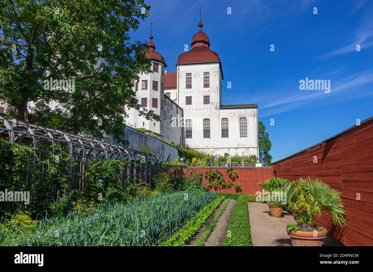 Vista sul giardino storico e sul castello barocco di Läckö a Kållandsö, sul lago di Vänern a Västergötland, Svezia. Foto Stock