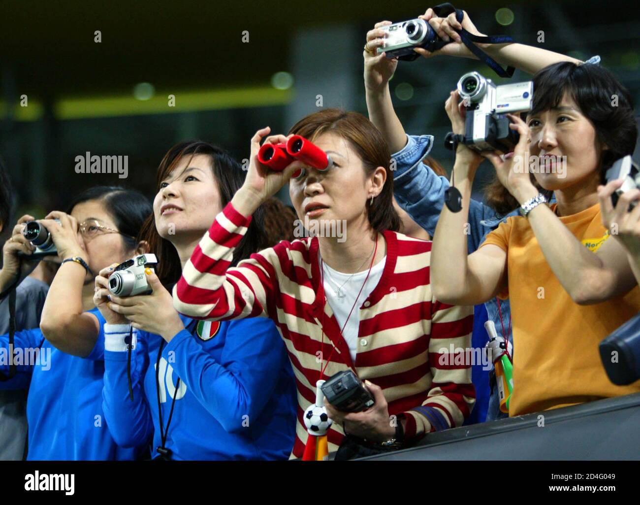 Le tifosi giapponesi di calcio femminili filmano, fotografano e usano il  binocolo per guardare le squadre che si riscaldano prima di un [gruppo G  match Italia contro Ecuador] alle finali della Coppa