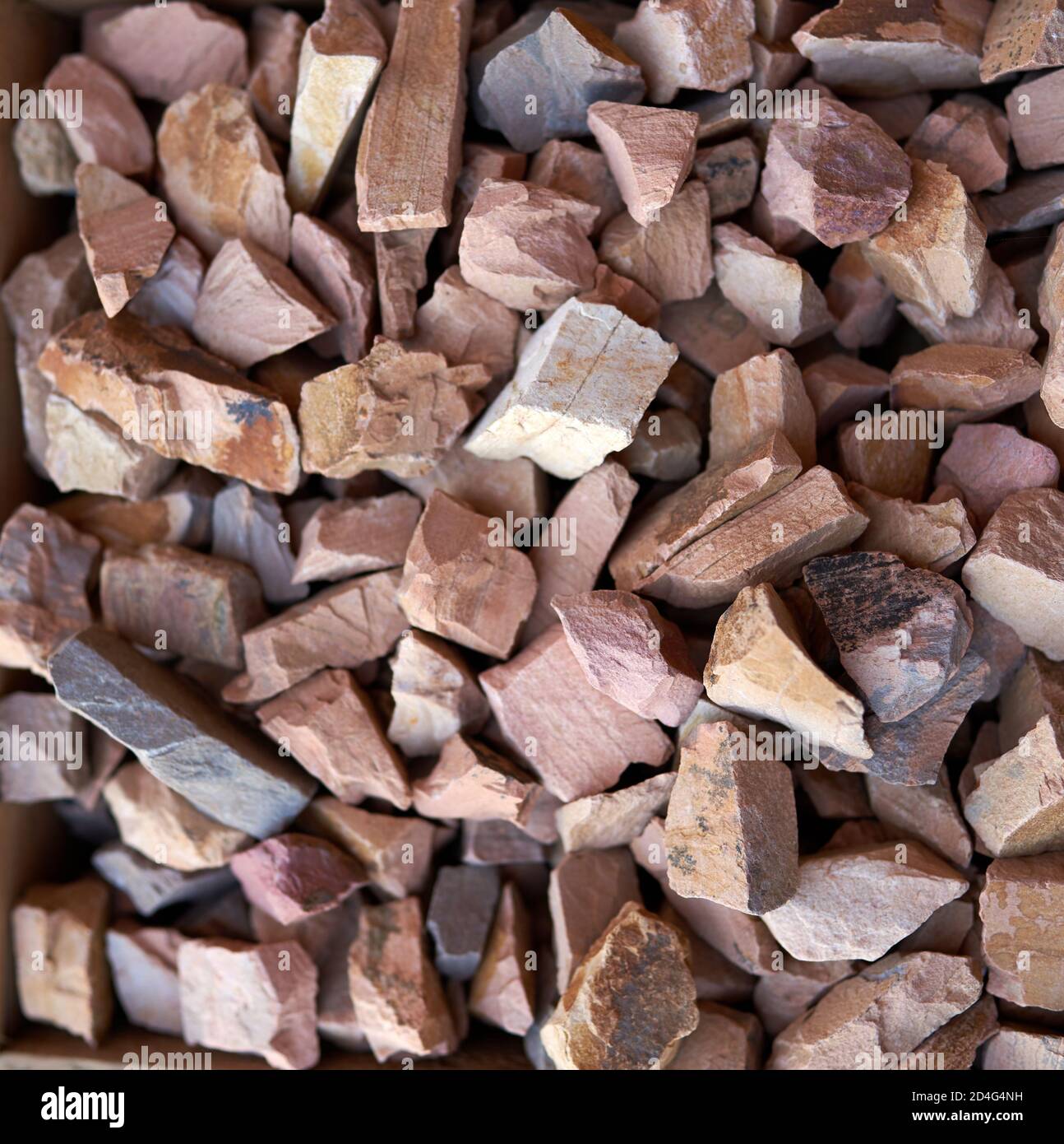 Un insieme di grandi pietre brune arrugginite per il paesaggio, i sentieri del giardino, la disposizione dei fiori Foto Stock