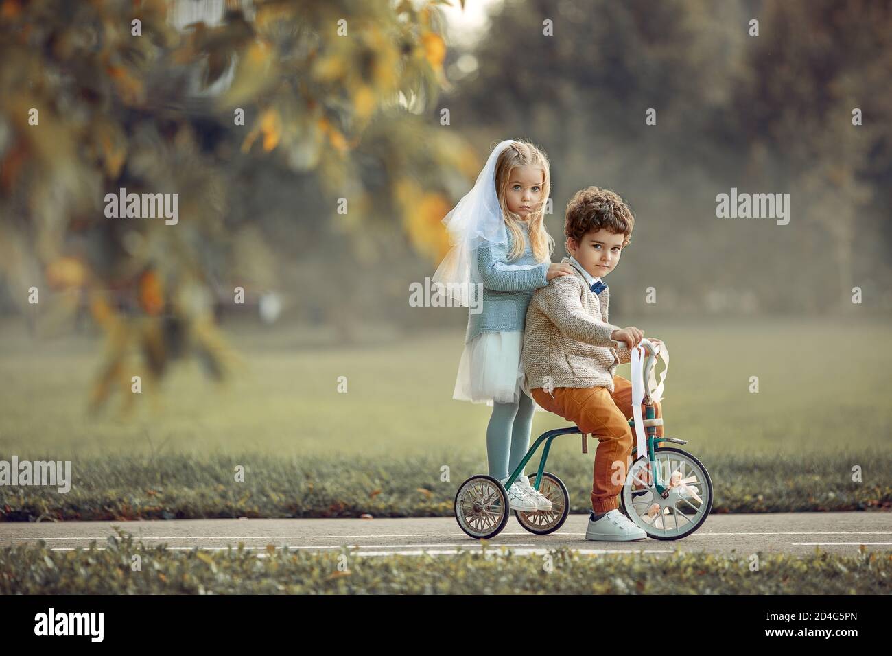 i bambini sposano e sposano in bicicletta Foto Stock