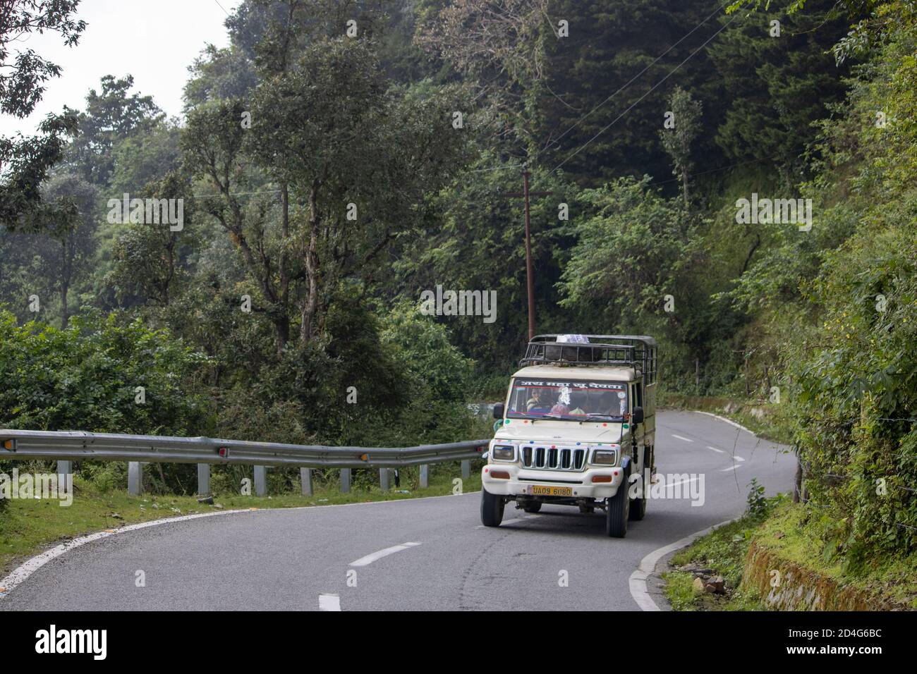 Dehradun, Uttarakhand/India-Settembre 12 2020:UN veicolo sta passando attraverso le belle colline di Uttarakhand india. Foto Stock