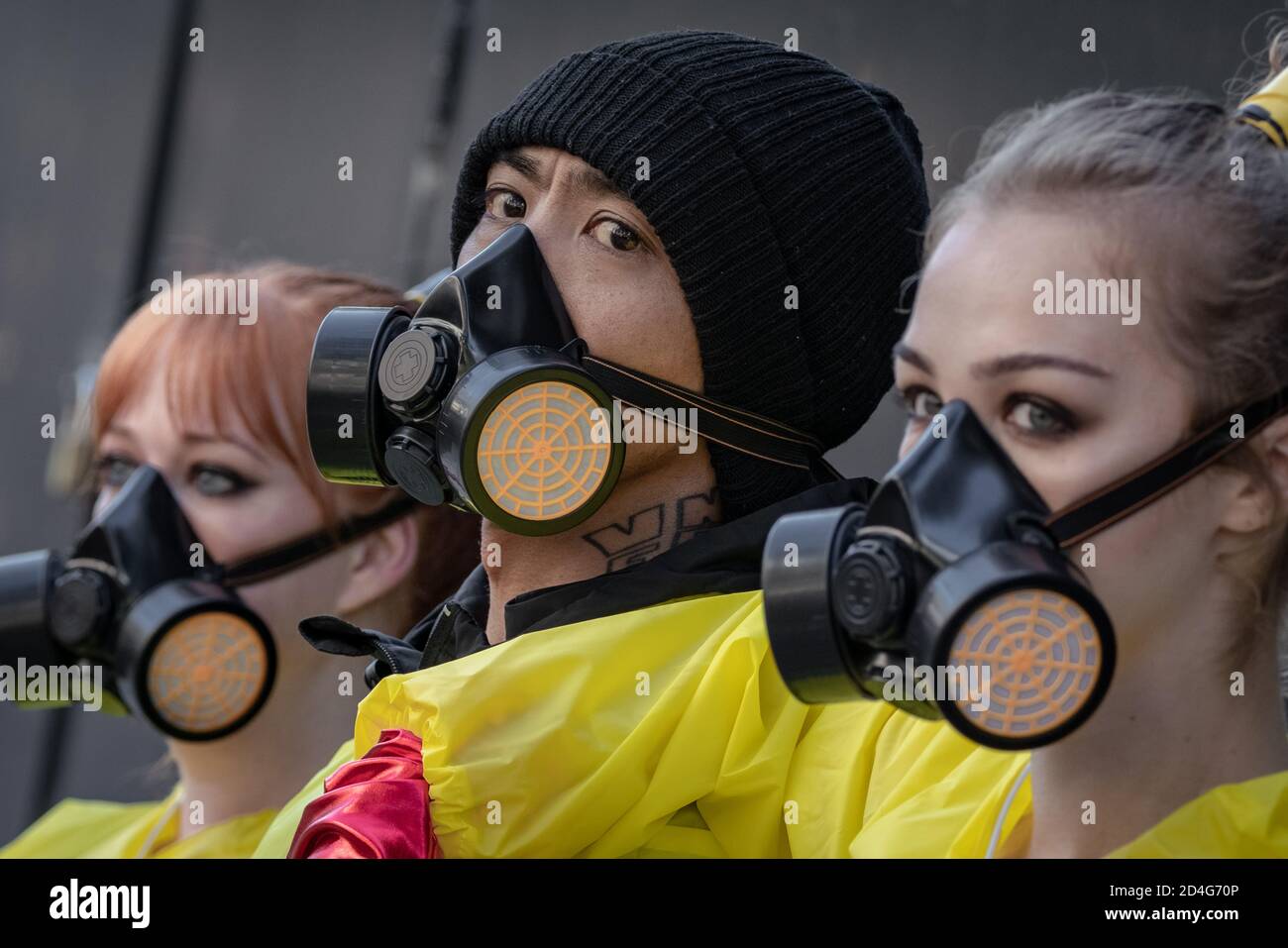 PALCOSCENICO DEI diritti degli animali DI PETA una protesta contro le pelli esotiche all'inizio della London Fashion Week fuori della Somerset House. Londra, Regno Unito. Foto Stock