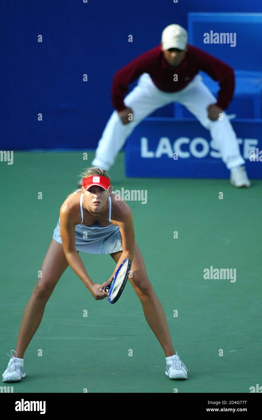 Russia's Wimbledon champion Maria Sharapova prepares to receive a serve from Svetlana Kuznetsova at China Open in Beijing.  Russia's Wimbledon champion Maria Sharapova prepares to receive a serve from U.S. Open champion compatriot Svetlana Kuznetsova during their semi-final match at the China Open tennis tournament in Beijing September 25, 2004. Kuznetsova won 6-2 6-2. REUTERS/Andrew Wong Pictures of the Month September 2004 Foto Stock