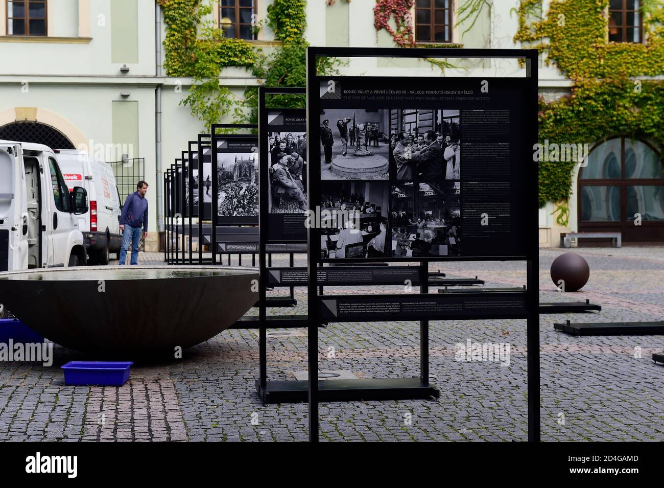 Olomouc, Repubblica Ceca. 09 ottobre 2020. Installazione della mostra 'momenti indesiderabili', esplorando il tema della manipolazione e della censura nel fotogiornalismo che CTK mette in evidenza il fenomeno della manipolazione fotografica a Olomouc, Repubblica Ceca, 9 ottobre 2020. Credit: Ludek Perina/CTK Photo/Alamy Live News Foto Stock