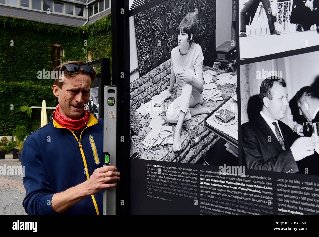 Olomouc, Repubblica Ceca. 09 ottobre 2020. Installazione della mostra 'momenti indesiderabili', esplorando il tema della manipolazione e della censura nel fotogiornalismo che CTK mette in evidenza il fenomeno della manipolazione fotografica a Olomouc, Repubblica Ceca, 9 ottobre 2020. Credit: Ludek Perina/CTK Photo/Alamy Live News Foto Stock